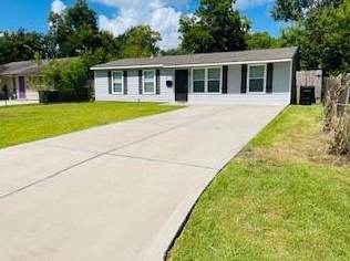 8154 Sandhurst Dr, Houston TX  77033-3022 exterior
