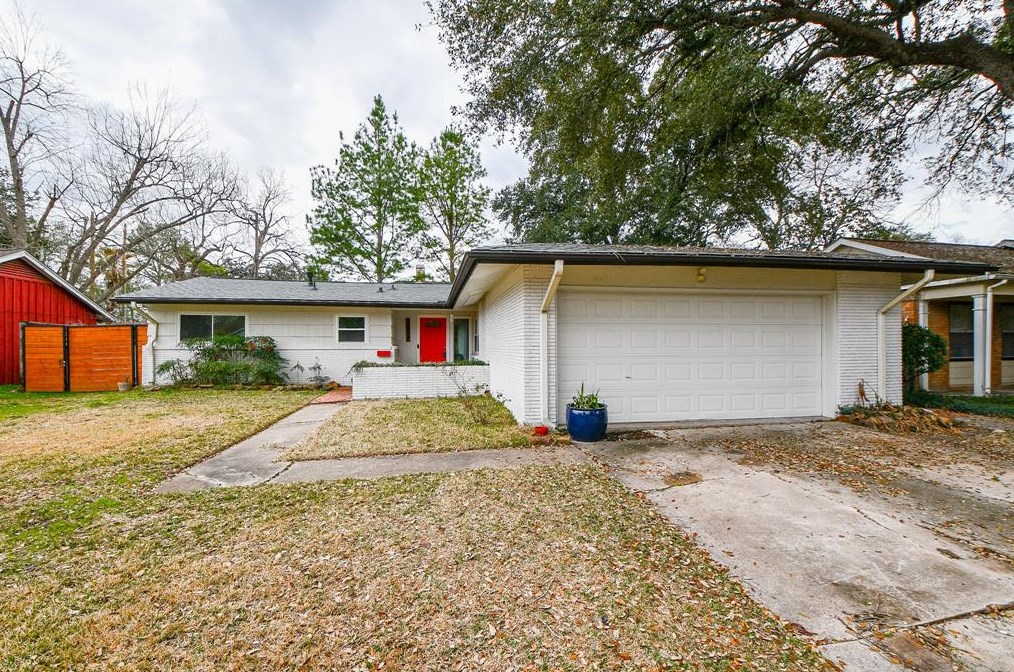 5447 Creekbend Dr, Houston TX  77096-5010 exterior