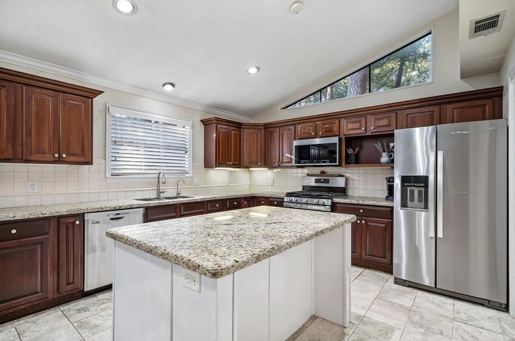 12 Morning Frst Ct, Spring TX 77381-2854 exterior