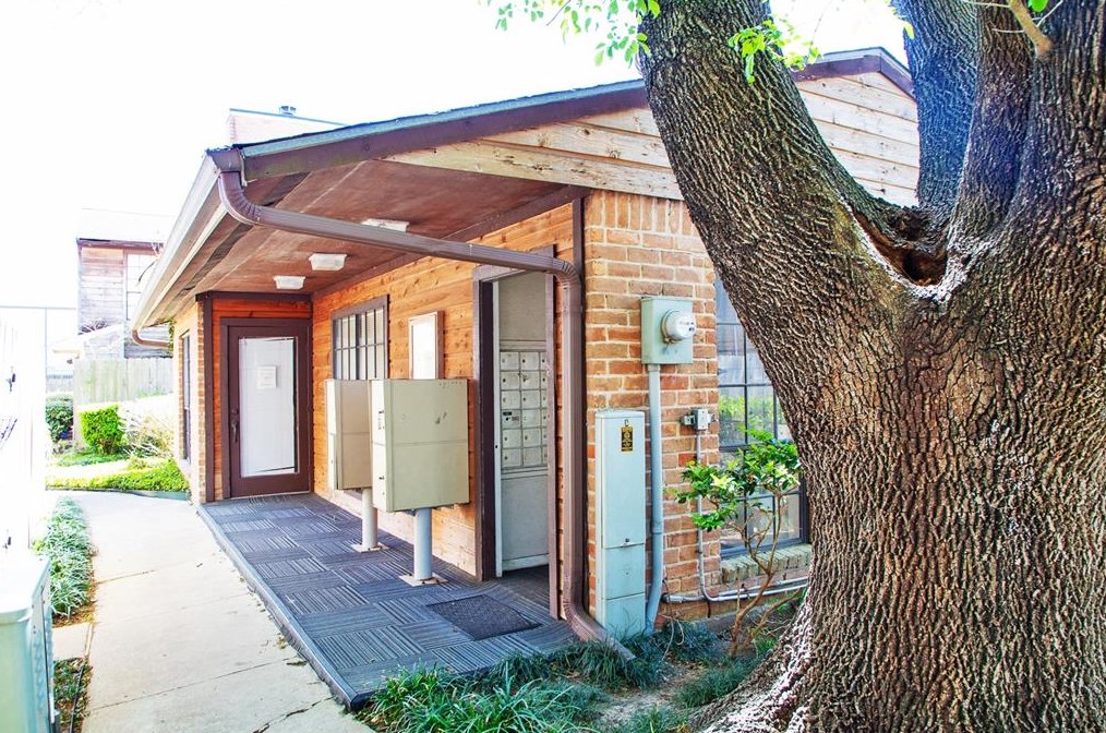 10912 Gulf Fwy, Houston TX  77034-2400 exterior