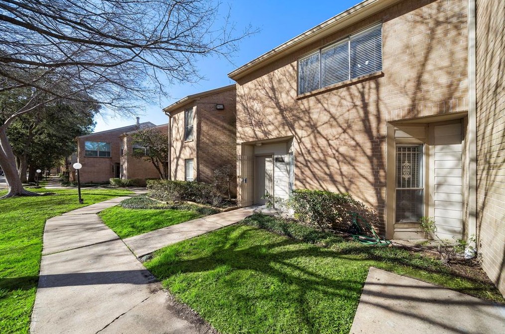 1950 Augusta Dr, Houston TX 77057-3757 exterior