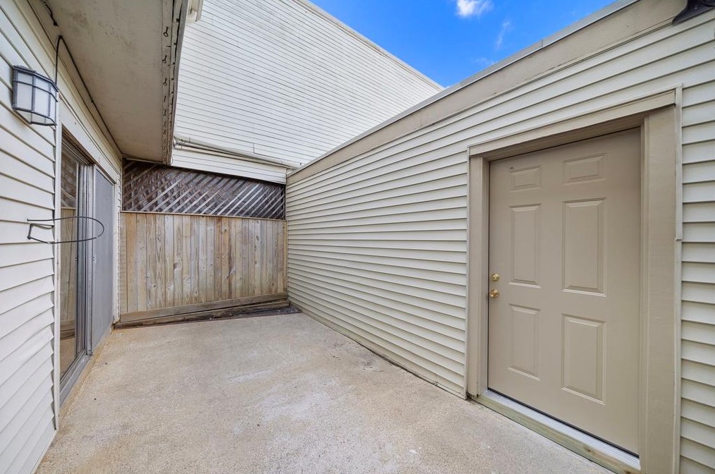 1950 Augusta Dr, Houston TX 77057-3757 exterior