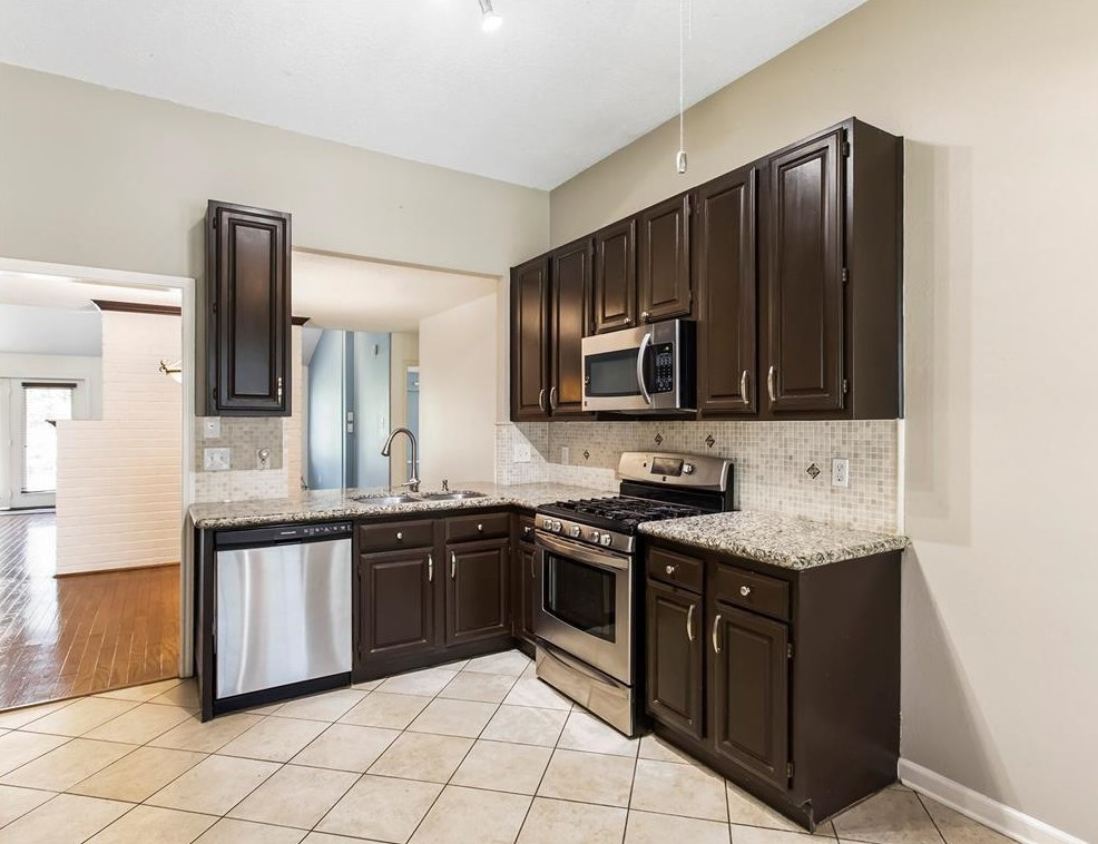 2002 Woodstream Blvd, Sugar Land TX  77479-2265 exterior