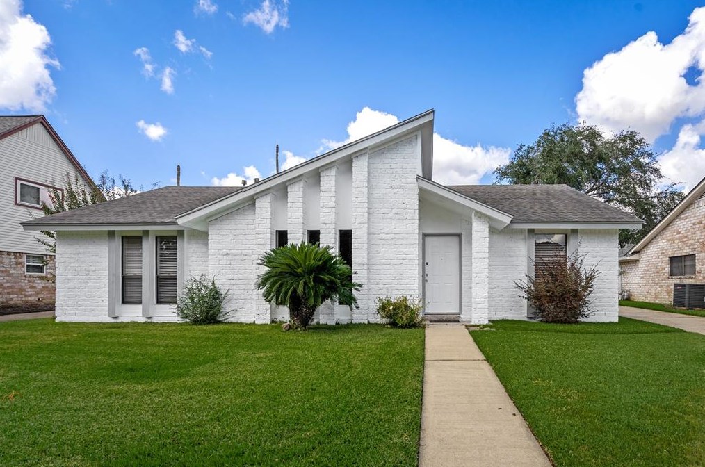 2838 Field Line Dr, Sugar Land TX  77479-1415 exterior