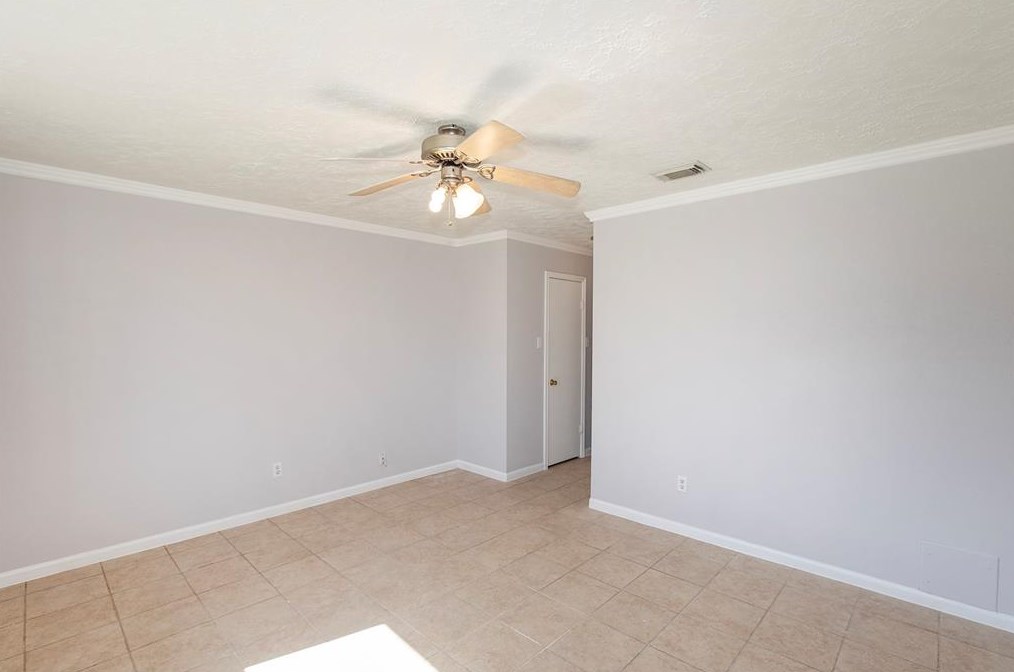 350 Vlg Crk Dr, Houston TX  77598-2612 exterior