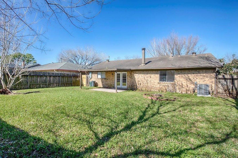 350 Vlg Crk Dr, Houston TX  77598-2612 exterior