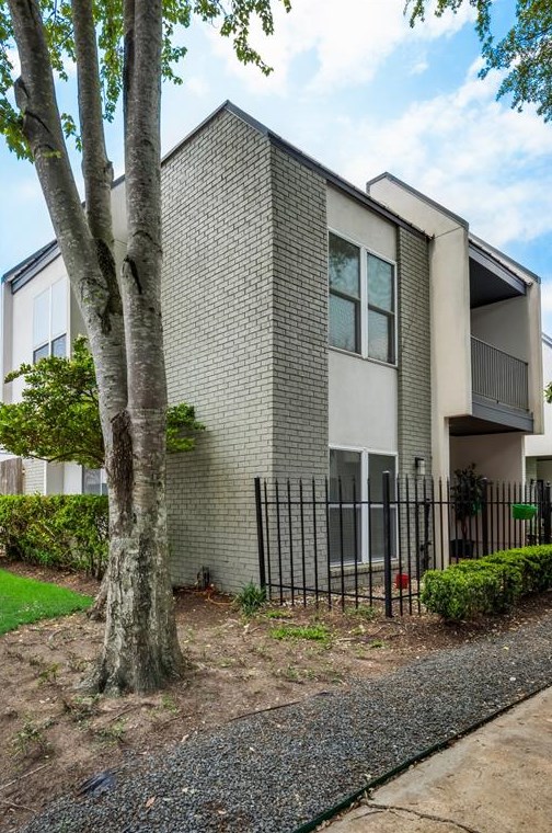 1300 Augusta Dr, Houston TX  77057-2416 exterior