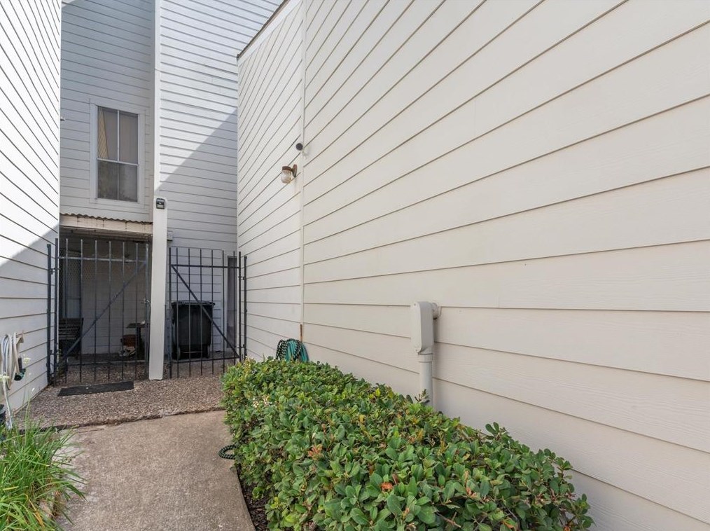 7371 Antoine Dr, Houston TX  77088-7232 exterior