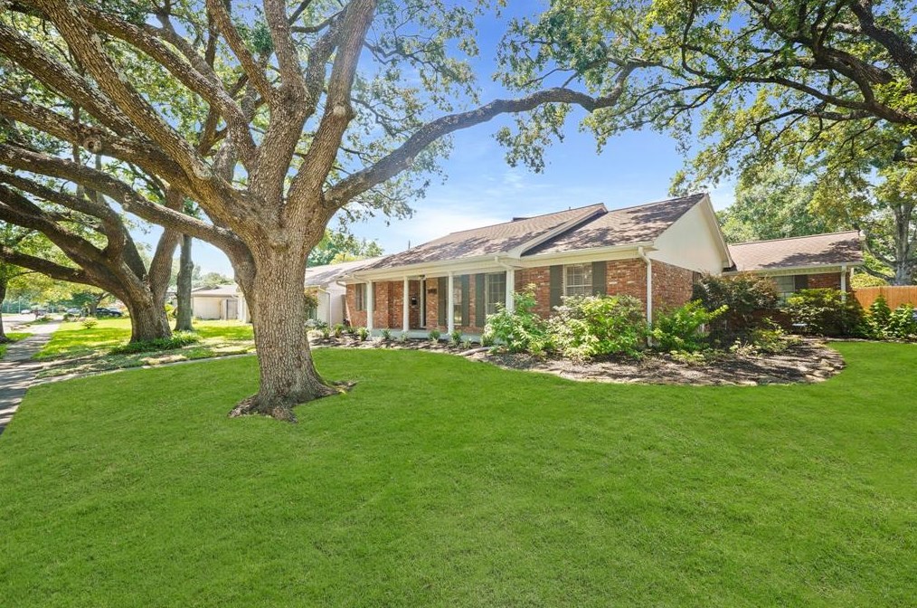 5442 Ariel St, Houston TX  77096-2235 exterior