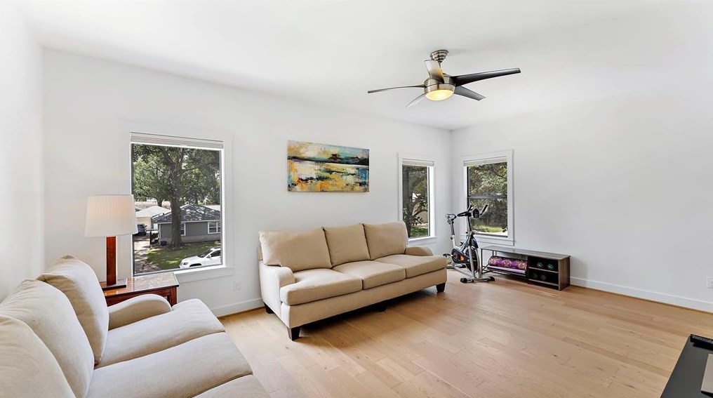 1435 Chantilly Ln, Houston TX  77018-3115 exterior