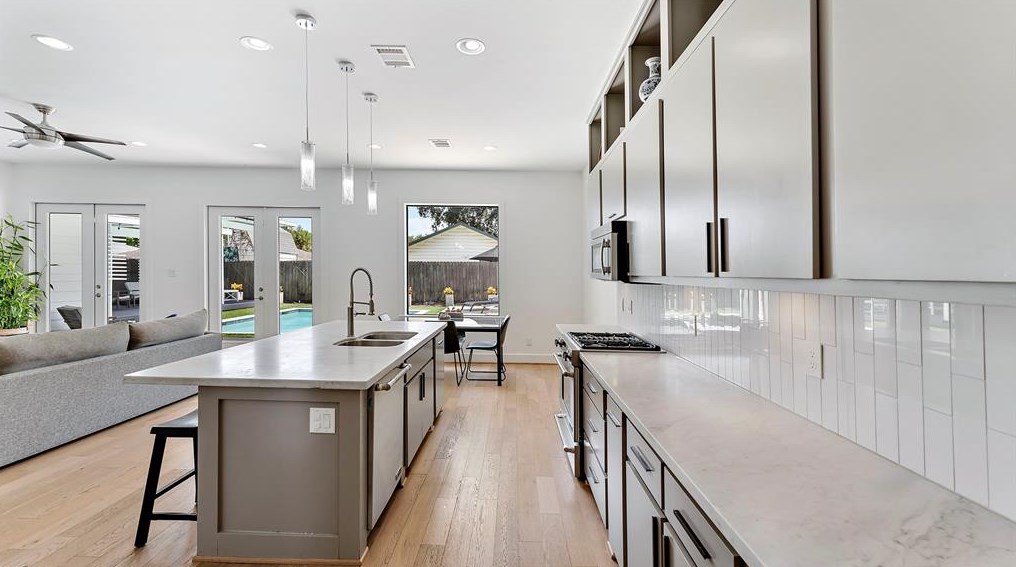 1435 Chantilly Ln, Houston TX  77018-3115 exterior