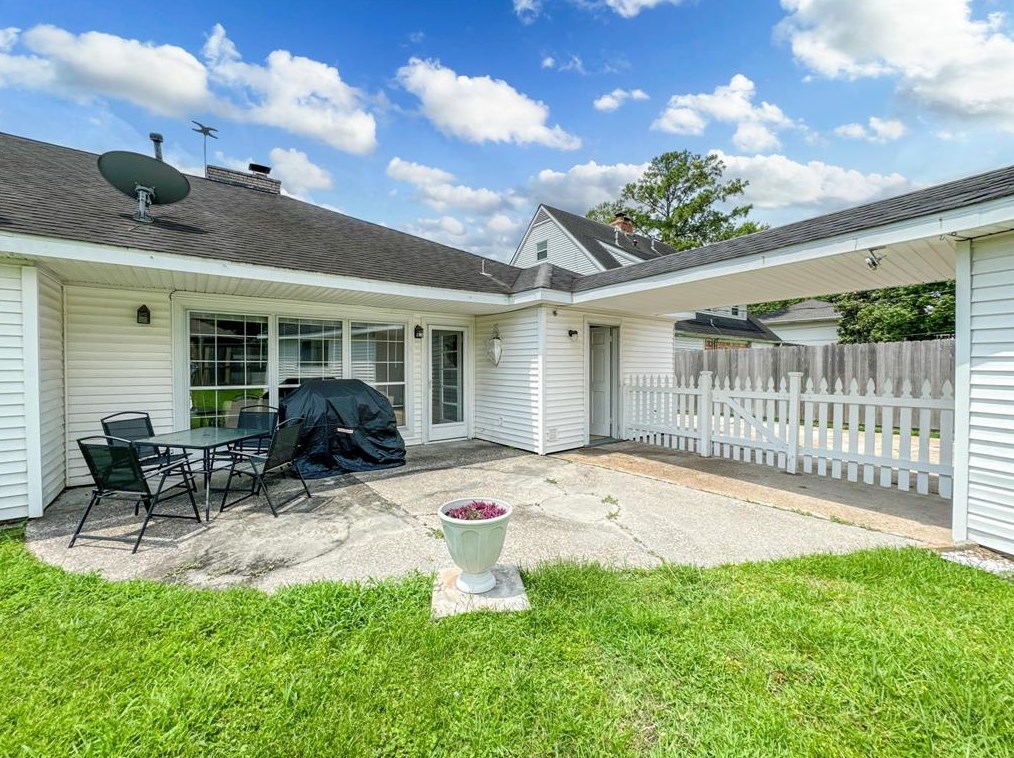 403 Pebblebrook Dr, Taylor Lake Village TX  77586-6012 exterior