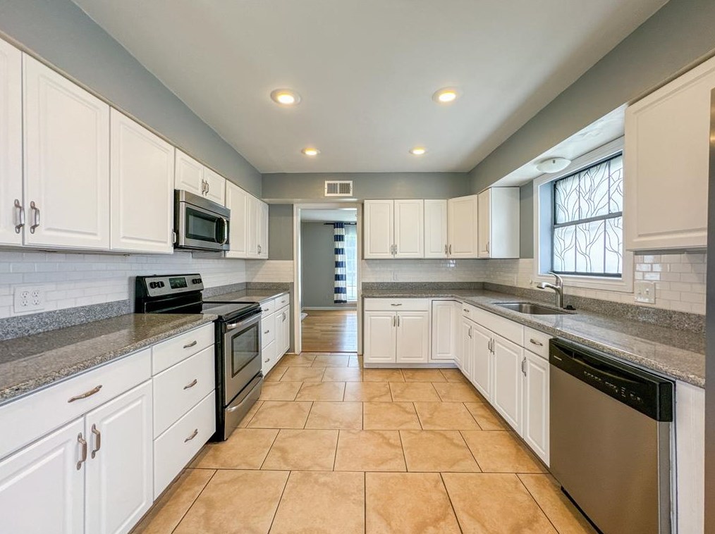 403 Pebblebrook Dr, Taylor Lake Village TX  77586-6012 exterior