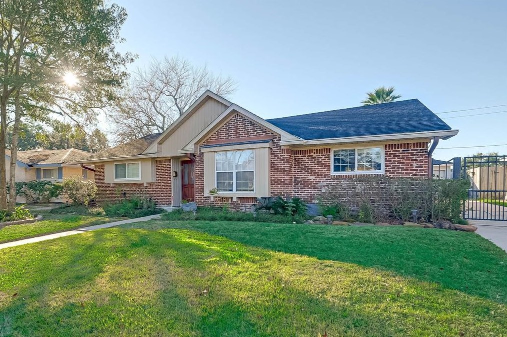 5607 Braesvalley Dr, Houston TX  77096-2909 exterior