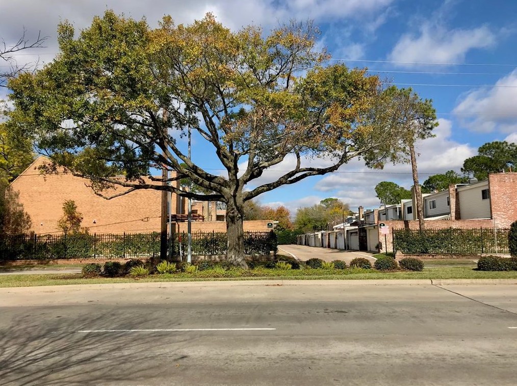 10728 Briar Forest Dr, Houston TX 77042-2321 exterior