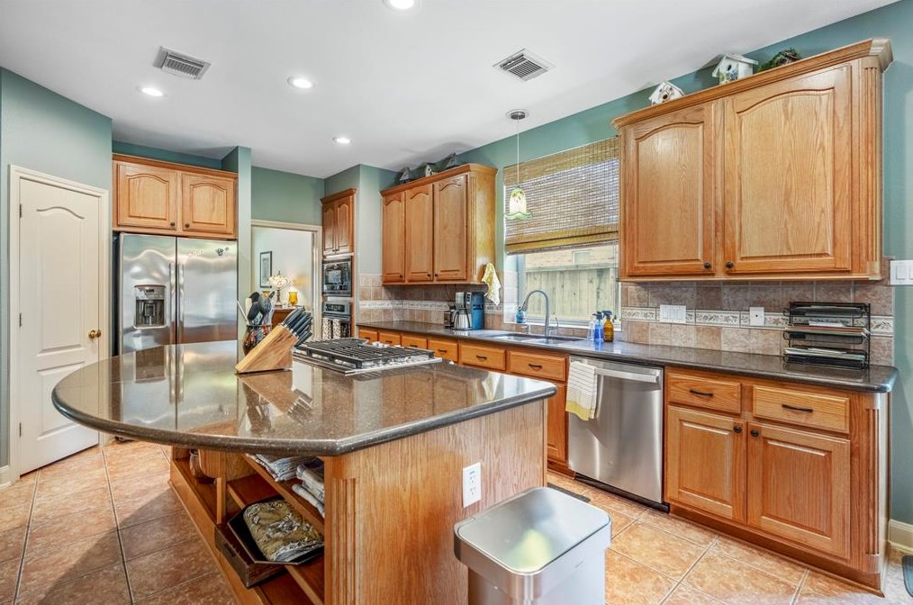 10215 Earlington Mnr Dr, Spring TX 77379-7463 exterior