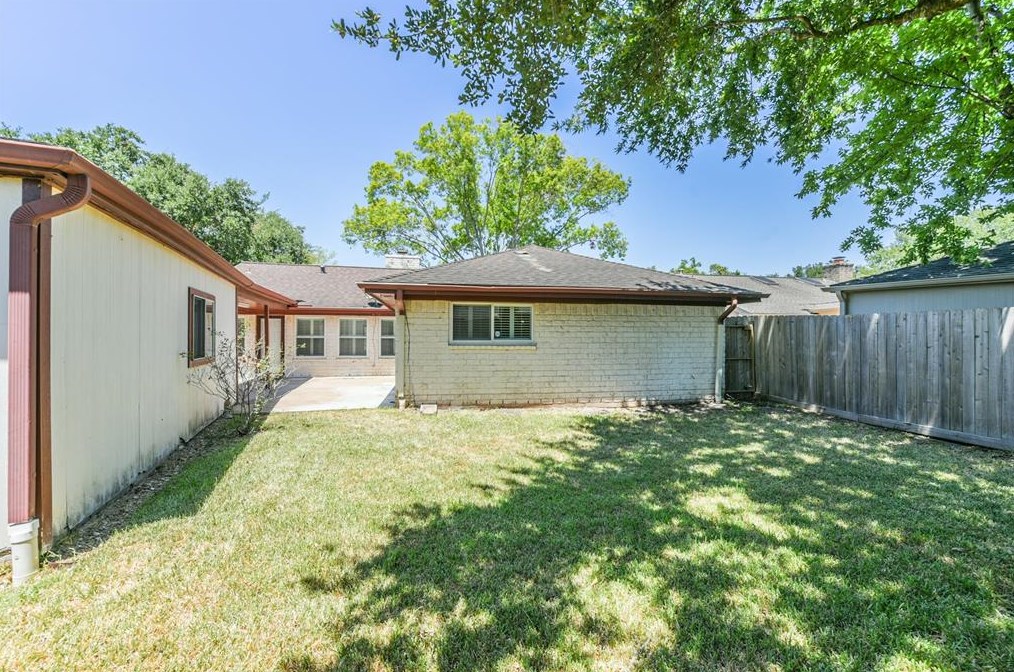 10126 Sageglow Dr, Houston TX  77089-5116 exterior
