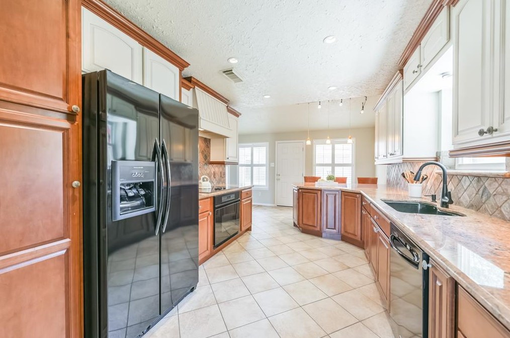 10126 Sageglow Dr, Houston TX  77089-5116 exterior