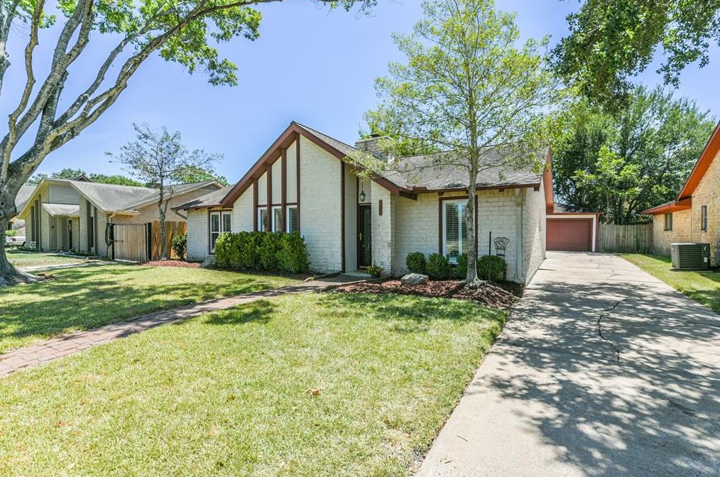 10126 Sageglow Dr, Houston TX  77089-5116 exterior