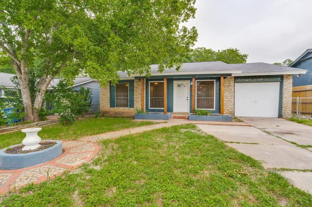 6504 Stonleigh Pl, Austin TX 78744-5000 exterior