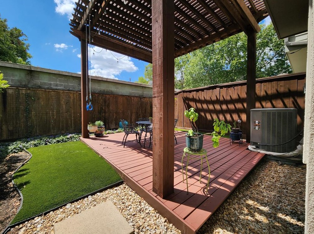 5739 Darling St, Houston TX  77007-1863 exterior