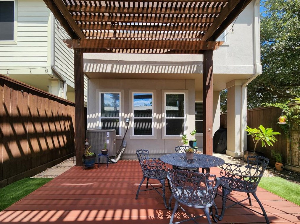 5739 Darling St, Houston TX  77007-1863 exterior