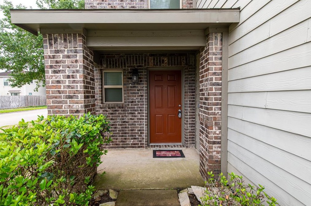2562 Skyview Point Dr, Houston TX  77047-8118 exterior