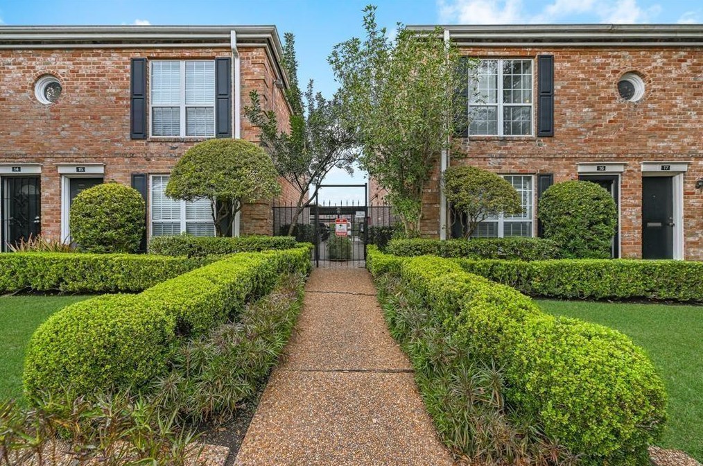 6402 Del Monte Dr, Houston TX  77057-3300 exterior