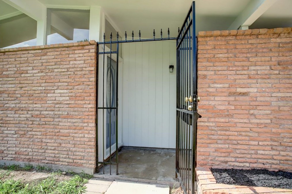 6513 Scribner Rd, Houston TX  77074-6420 exterior