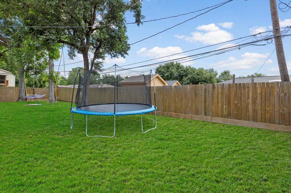 9203 Cadawac Rd, Houston TX  77074-5912 exterior
