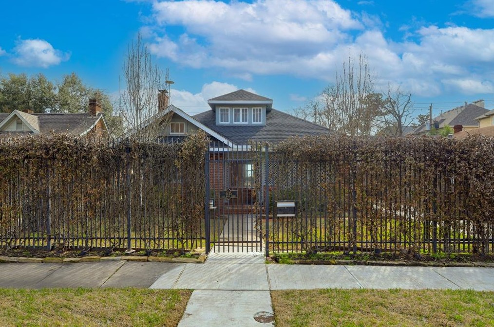 1745 Main St, Houston TX  77009-8527 exterior