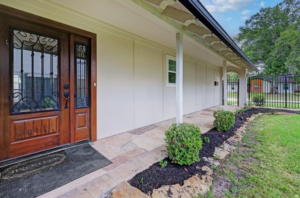 10602 Riverview Dr, Houston TX  77042-1389 exterior