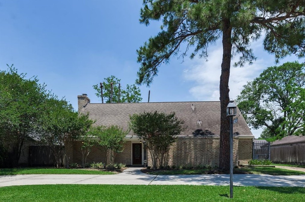 10214 Briar Forest Dr, Houston TX  77042-2400 exterior