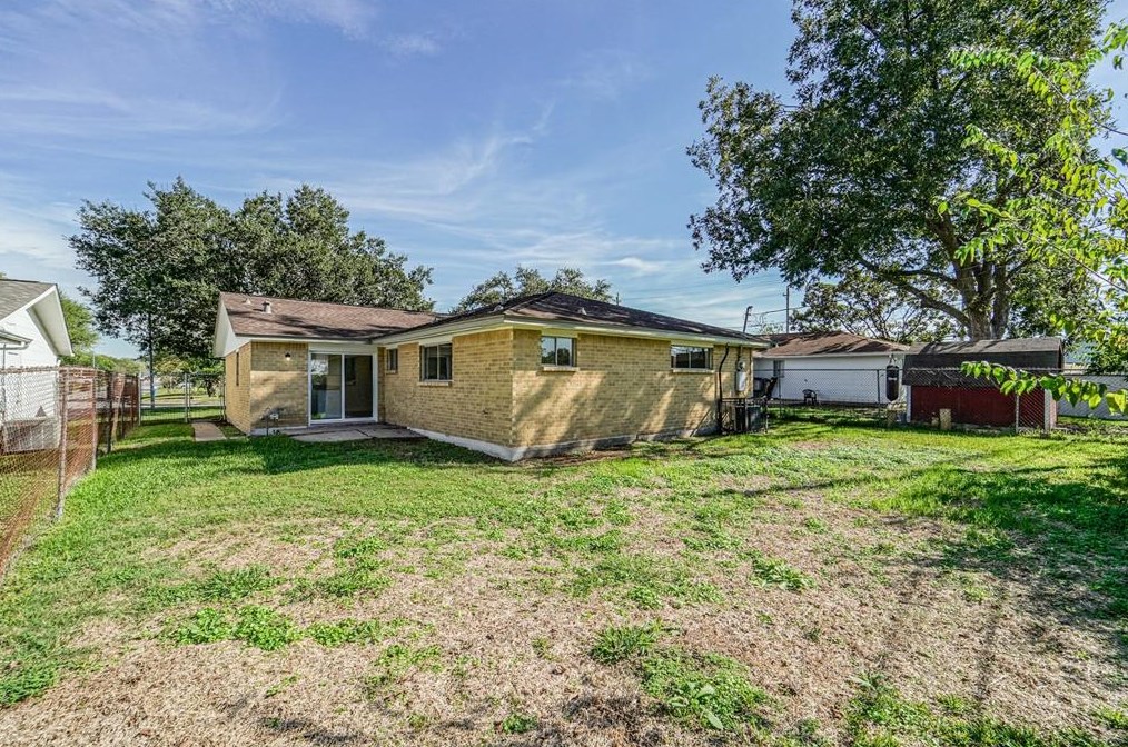 11102 Roandale Dr, Houston TX  77048-1521 exterior