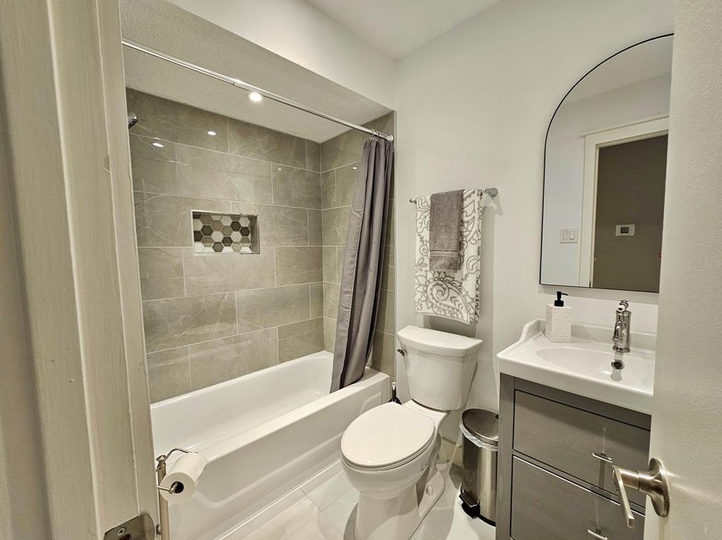 710 Silverpines Rd, Houston TX  77062-5612 exterior