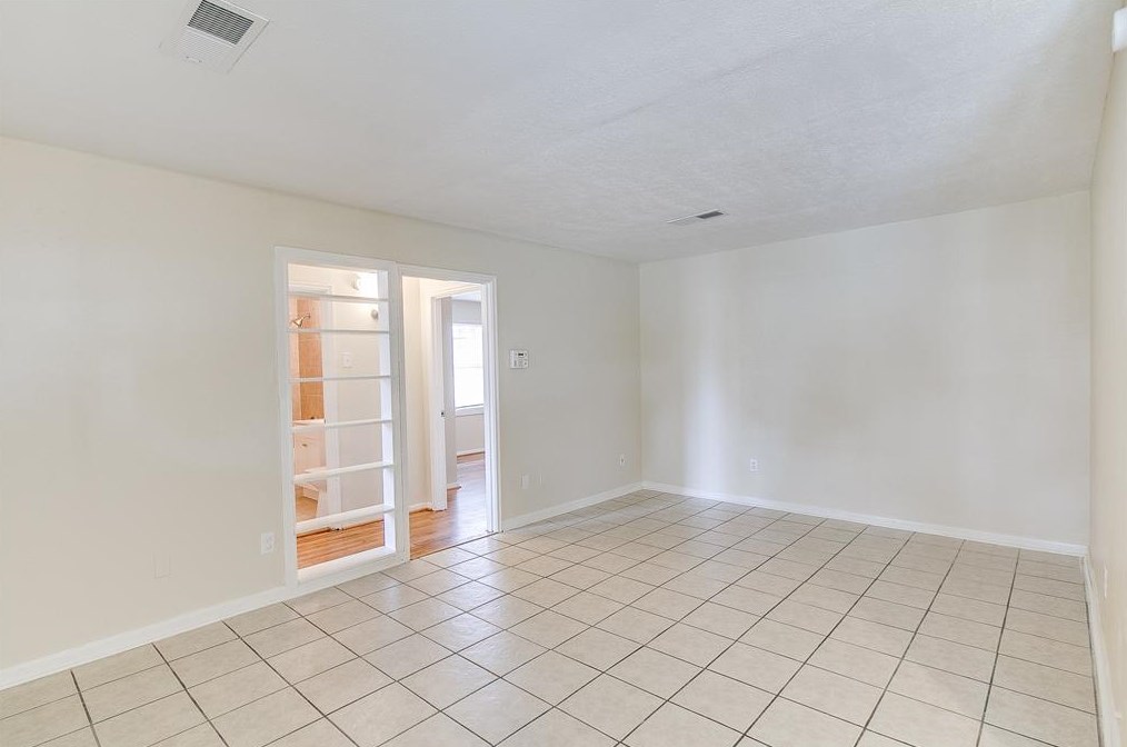 7442 Lakehurst Dr, Houston TX  77087-6110 exterior