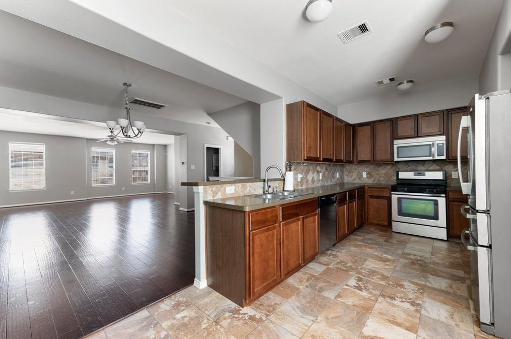 8101 Silverton Crk Ln, Houston TX  77040-5152 exterior