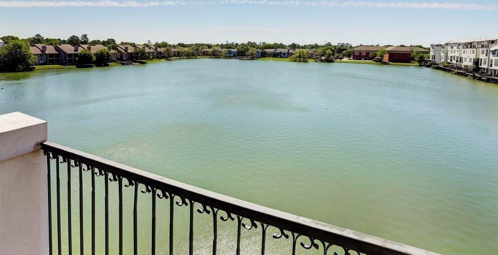 8919 Lakeshore Bend Dr, Houston TX  77080-6043 exterior