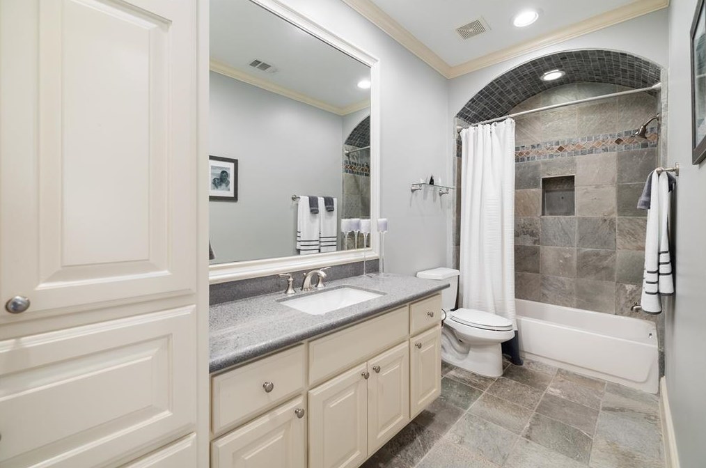 1372 Lake Pointe Pkwy, Sugar Land TX 77478-3996 exterior