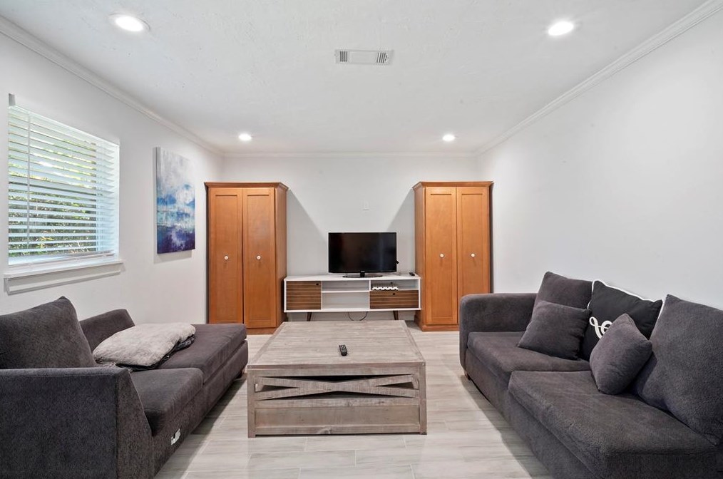 5819 Effingham Dr, Houston TX  77035-4212 exterior