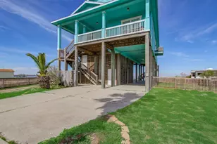 1035 Rollover Cir, Gilchrist, TX 77617 - Photo 11