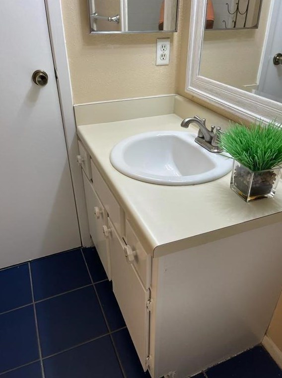 10855 Meadowglen Ln, Houston TX  77042-4000 exterior