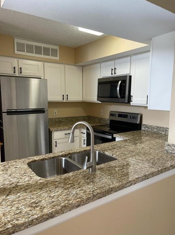 10855 Meadowglen Ln, Houston TX  77042-4000 exterior