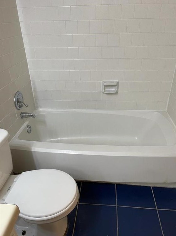 10855 Meadowglen Ln, Houston TX  77042-4000 exterior