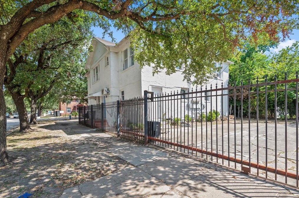 2402 Isabella St, Houston TX  77004-4356 exterior