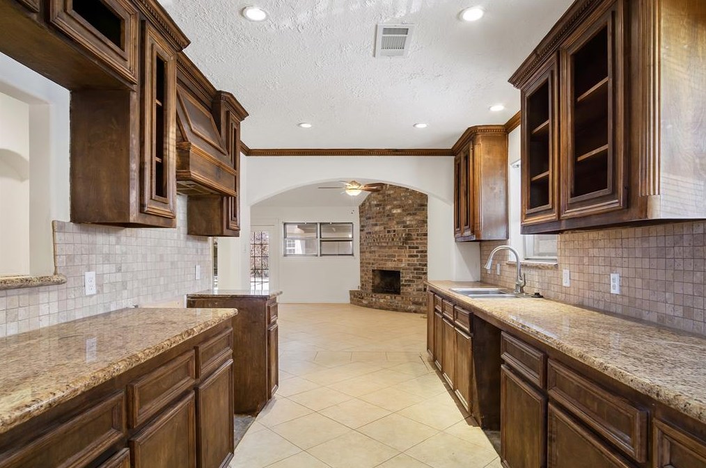 2818 Burke Rd, Pasadena TX 77502-5570 exterior