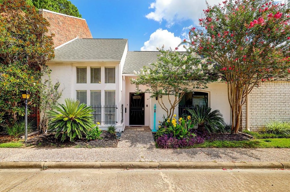 1652 Gessner Rd, Houston TX  77063-1116 exterior