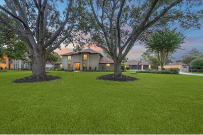 708 Pine Hollow Drive, Friendswood, TX 77546 - Photo 1