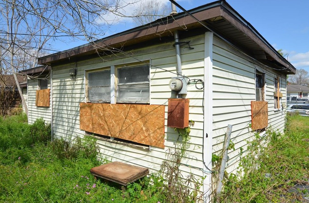 5962 Belcrest St, Houston TX  77033-1206 exterior