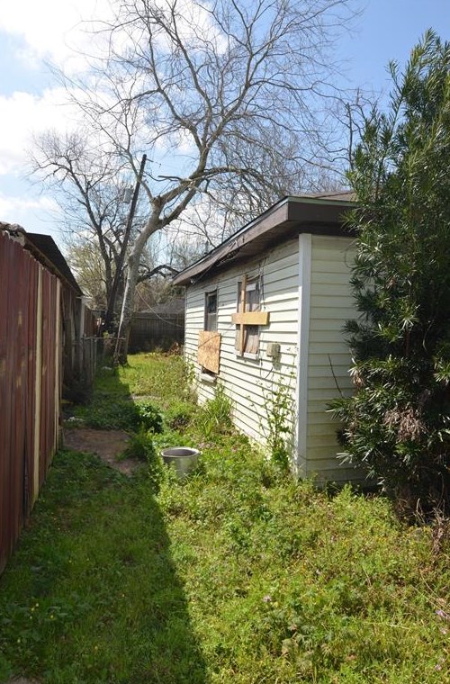 5962 Belcrest St, Houston TX  77033-1206 exterior